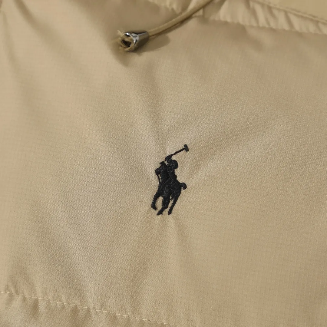 P680 #R58 Ralph Lauren/Ralph Lauren classic new down jacket jacket with detachable hood extra thick plush down jacket men's top "Thousands of stitches of electric embroidery, the logo is like a work of art" The imported Barudan embroidery machine is used to carve the classic polo logo with precision electric embroidery technology. Each letter is full and three-dimensional, with clear details, making it the "most expensive embroidered logo" on the down jacket, highlighting its extraordinary status. "75% national standard high-quality white duck down, light and heat-locking" is filled with 75% high-quality white duck down, which is light and pressure-free, but has excellent warmth retention. After compression, it can quickly rebound and become fluffy, say goodbye to bloat, embrace unburdened warmth, and face the cold winter without timidity. "Technical fabrics that protect against cold and wind and rain" · Long-lasting fluffy and non-stiffening, consistent thermal performance · 400T high-density gallbladder + pinhole retraction technology, completely say goodbye to velvet · Windproof and waterproof matte fabric with adjustable hem, easy to deal with bad weather "Five colors come together to interpret diverse styles" · White: pure first snow, fresh and versatile · Black: classic without limits, calm and atmospheric · Navy blue: low-key and elegant, suitable for both business and leisure · Sky blue: bright and healing, brightening up dull winter days · Khaki: retro and gentle, the first choice for urban wanderers "The details are authentic, the texture is everywhere" The original electroplated YK zipper is smooth and durable, the detachable hood can be worn multiple times, and the original hangtag and washable label ensure authentic quality. The same design for men and women makes it easy to control whether it is used as a couple's outfit or to create personal style, making it an indispensable fashion equipment this winter.  Color: Black, Navy, Khaki, White, Sky Blue Size: S M L